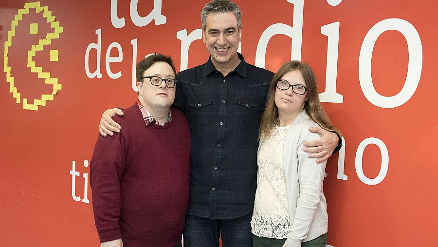 Pablo Pineda y Camino Martínez, en la Casa de la Radio junto a Arturo Martín