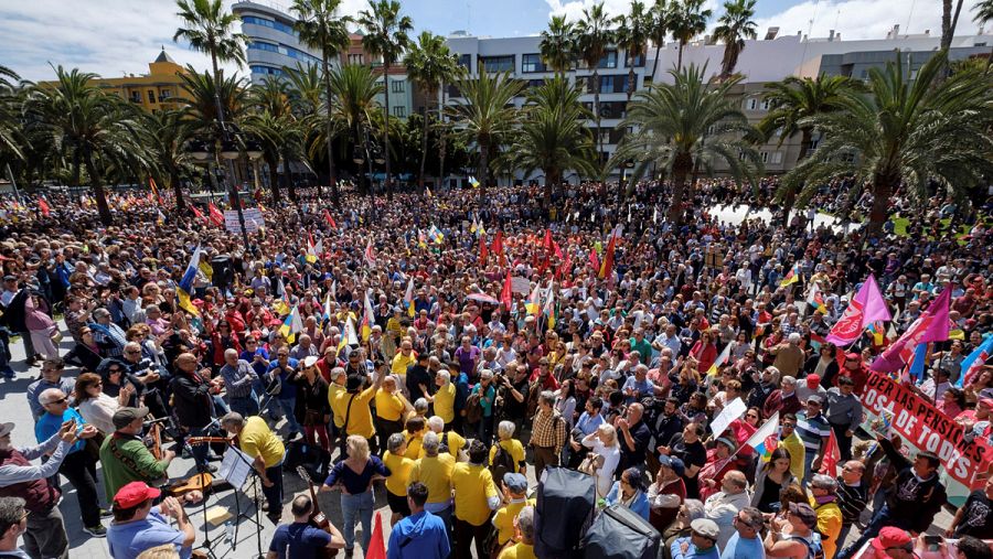 Miles de ciudadanos se han manifestado en Las Palmas de Gran Canaria