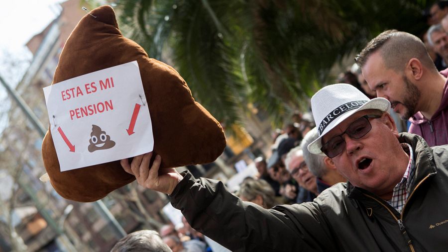 Un jubilado protesta contra la subida del 0,25% de las pensiones durante la manifiestación en Barcelona