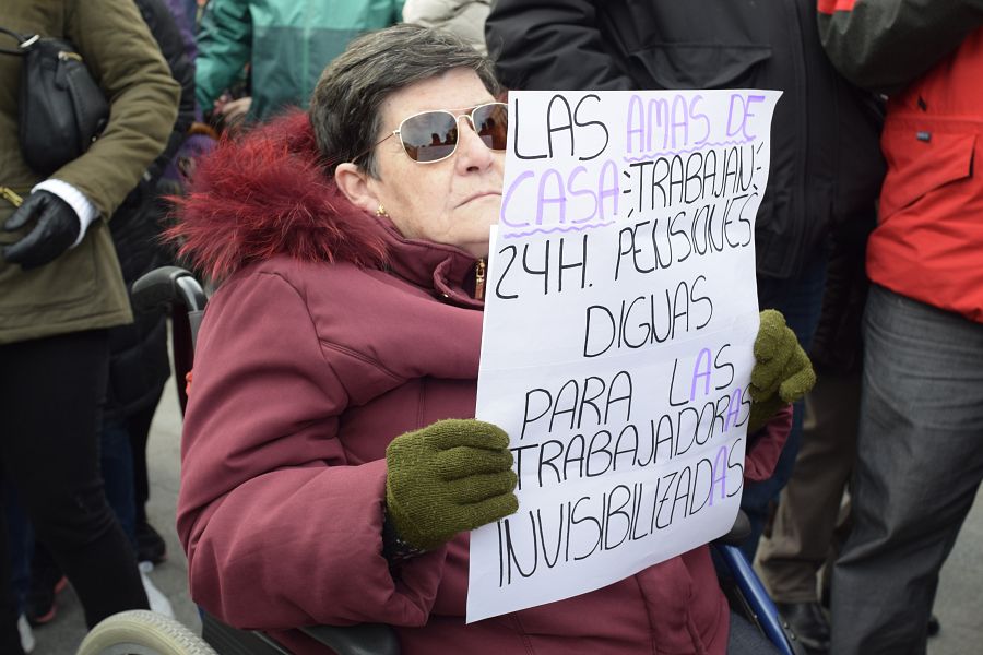 Una mujer pide pensiones dignas para las amas de casa