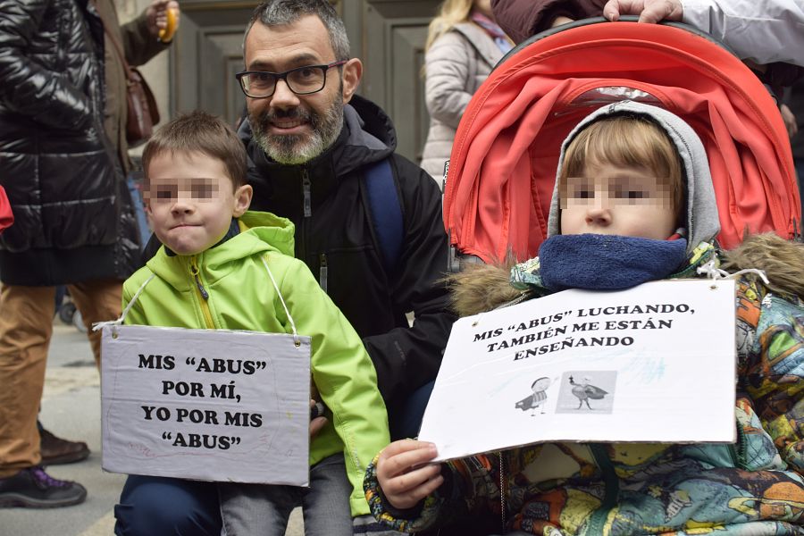 Muchos jubilados han acudido con toda su familia, incluidos los mas pequeños