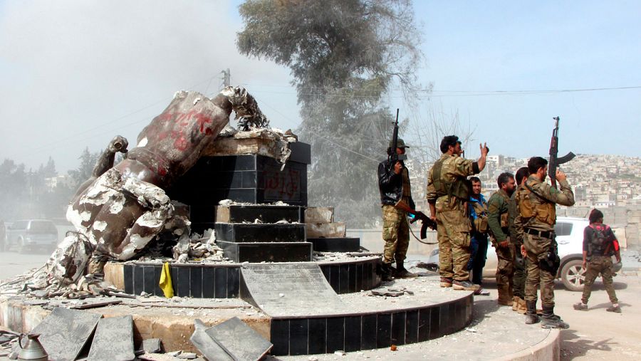 Los soldados turcos han destruido una estatua de un héroe mitológico del pueblo kurdo, Kawa el herrero