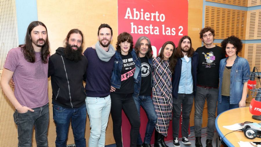 Paloma Arranz con su equipo y toda la banda