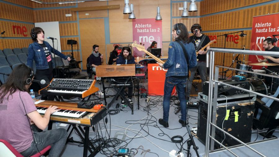 Los Betrayers al completo, presentando 'Tune out the noise'