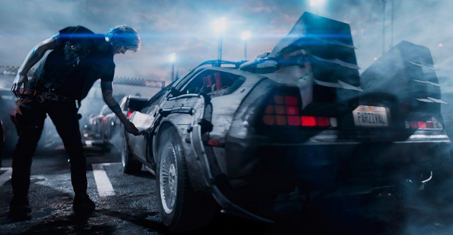 Parzival, el avatar del protagonista en el mundo virtual, y su DeLorean