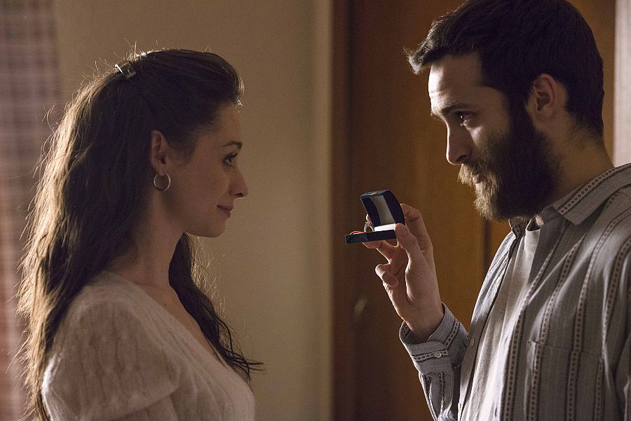 Carlos tiene algo importante que decirle a Karina