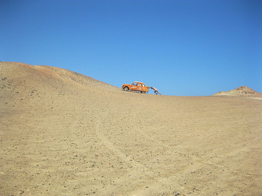 Jorge Sierra empuja a 'Naranjito' en el desierto sirio
