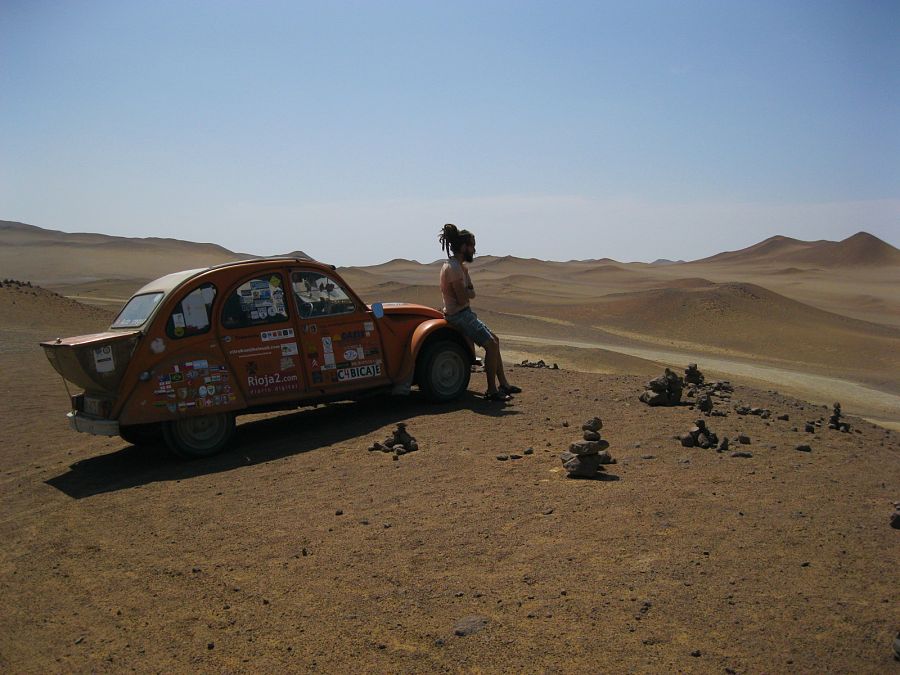 Jorge Sierra junto a 'Naranjito' en el Parque Nacional de Paracas en Perú