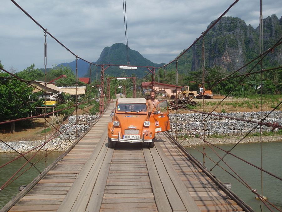 Jorge Sierra en su 'Naranjito' desde el puente colgante de Vang Vieng en Laos