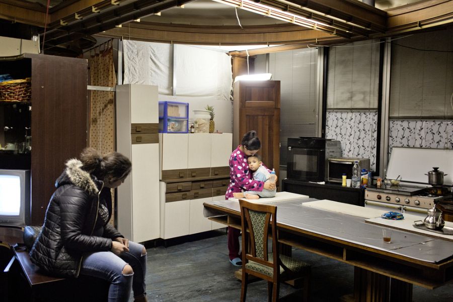 Una familia de inmigrantes espera su futuro en un refugio en Roma