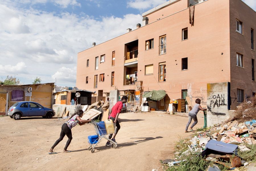 Migrantes trasladan sus víveres a su refugio en Roma