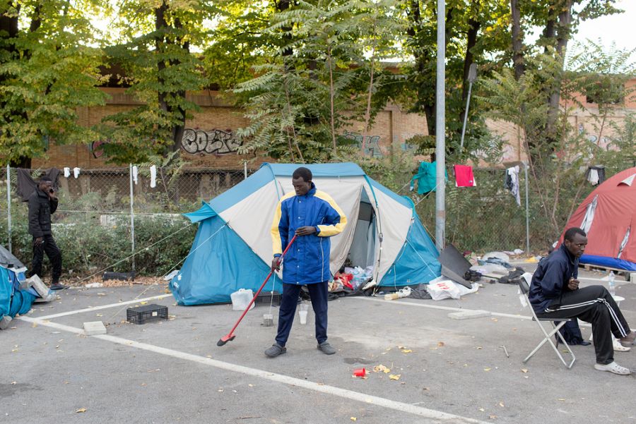Un grupo de migrantes improvisa un refugio con tiendas de campaña en Roma