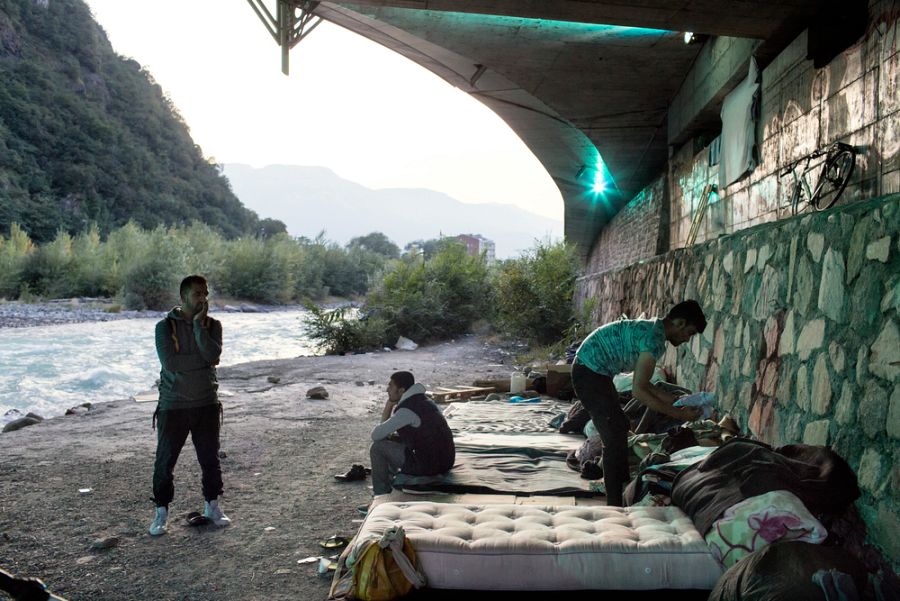 Un grupo de personas atrapadas entre Austria e Italia se instalan en un puente en Trieste