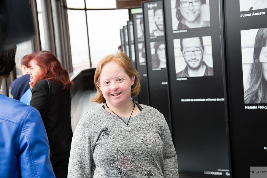 Cristina: recepcionista, actriz y poeta