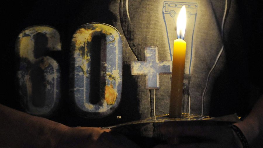 Un hombre sostiene una vela en un centro comercial de Cali (Colombia), con motivo de La Hora del Planeta.