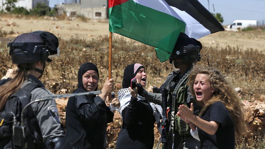 Ahed Tamimi se enfrenta a las fuerzas israelíes durante una manifestación en Nabi Saleh en 2017