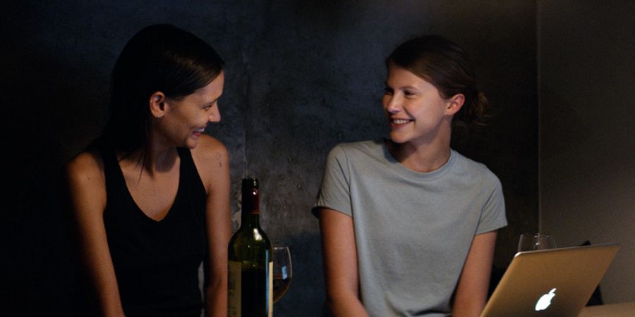 Las actrices Kaya Wilkins y Eili Harboe