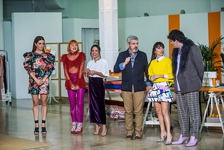 El taller de Cossy, protagonista en la prueba de exteriores, para diseñar trajes a las blogueras Miranda Makaroff y Paula Ordovás