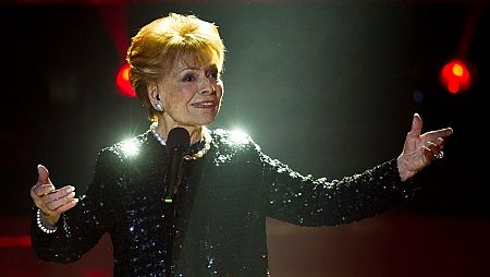 Lys Assia, durante su actuación en la final nacional suiza, donde buscó representar a su país en Eurovisión por cuarta vez en 2012