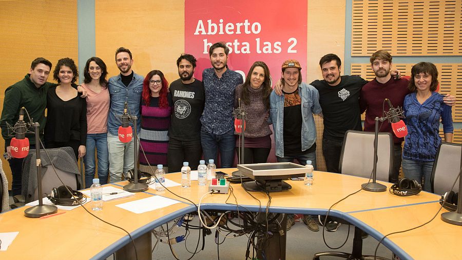 Foto final del programa, con Nixon, Paloma Arranz y todo su equipo
