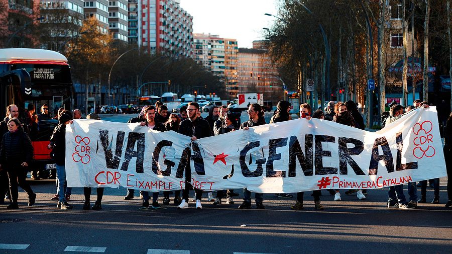 Miembros del Comite de defensa de la República cortaron este martes a primera hora la avenida de la Meridiana
