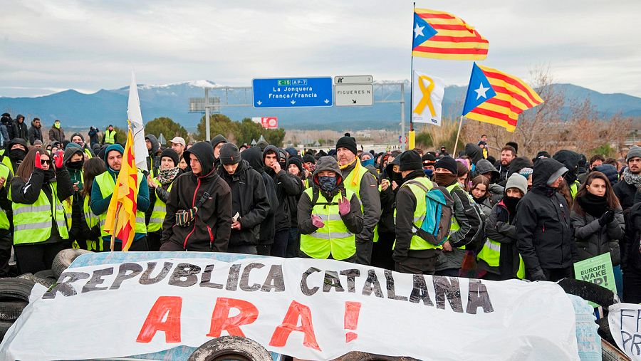 Cientos de personas han cortado desde primera hora de este martes la autopista AP-7 en Girona