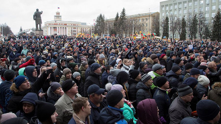 Miles de personas se concentran frente a la sede del gobierno regional en Kémerovo (Siberia, Rusia), para protestar tras el incendio de un centro comercial que ha costado la vida a 64 personas