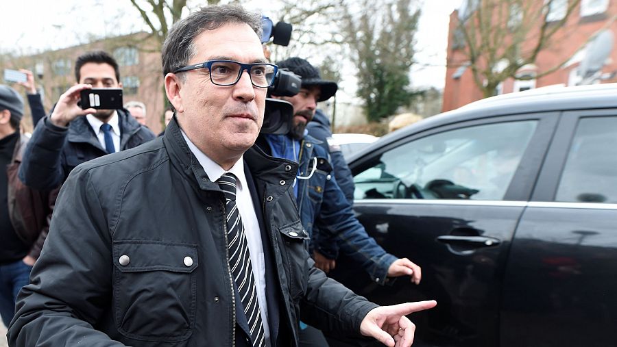 El abogado Jaume Alonso-Cuevillas a su llegada a la prisión donde permanece detenido Puigdemont