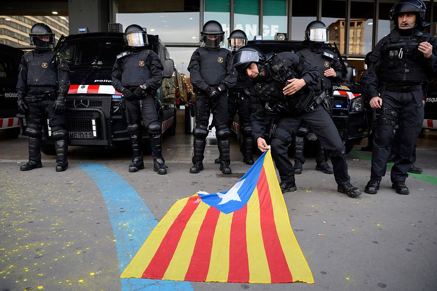 Los mossos que custodian la estación de Sants retiran una estelada del suelo