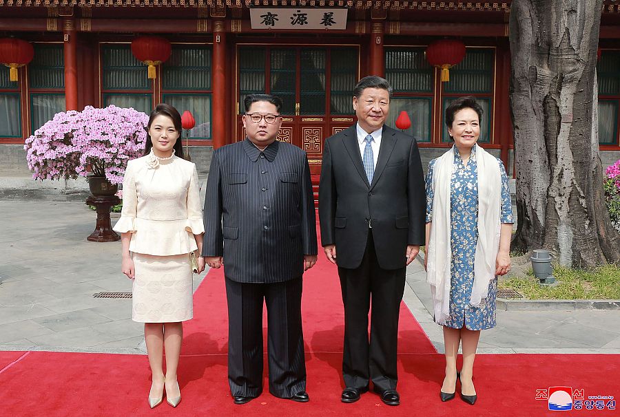 Posado de Kim Jong-un y Xi Jingping, acompañados de sus respectivas esposas, en Pekín