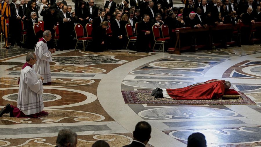 El papa Francisco reza tumbado durante los ritos del Viernes Santo en la ceremonia de la Pasión del Señor en la basílica de San Pedro, en Ciudad del Vaticano