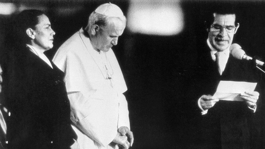 El Papa Juan Pablo II escucha con atención el discurso del presidente guatemalteco, Efrain Rios Montt, durante la ceremonia de bienvenida (7-3-1983)