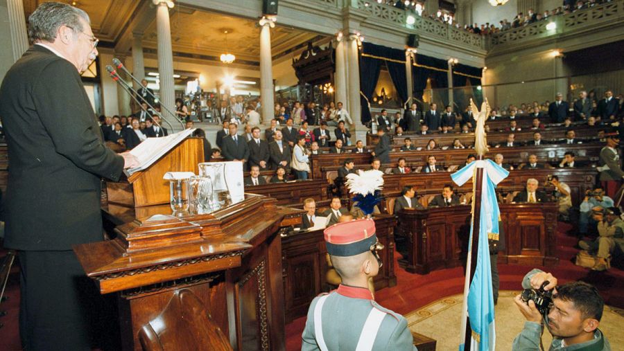 Ríos Montt toma posesión como presidente del Congreso de la República de Guatemala (14/01/2000)