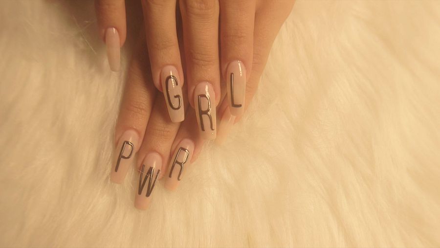 Así quedaron las uñas de la cantante Bad Gyal en un guiño a 'GRL PWR'