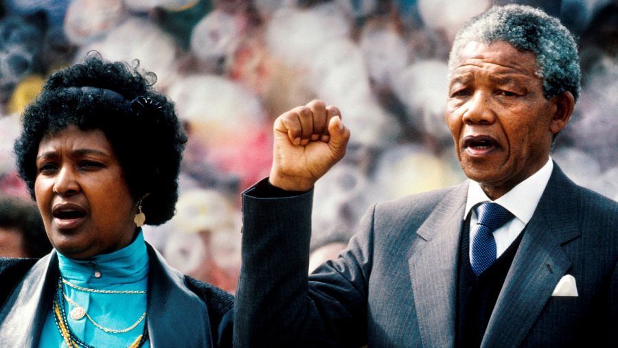 Winnie Mandela y Nelson Mandela saludan a la salida de la cárcel del expresidente en 1990