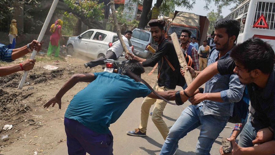 Un grupo de estudiantes se enfrenta con un manifestante en Uttar Pradesh