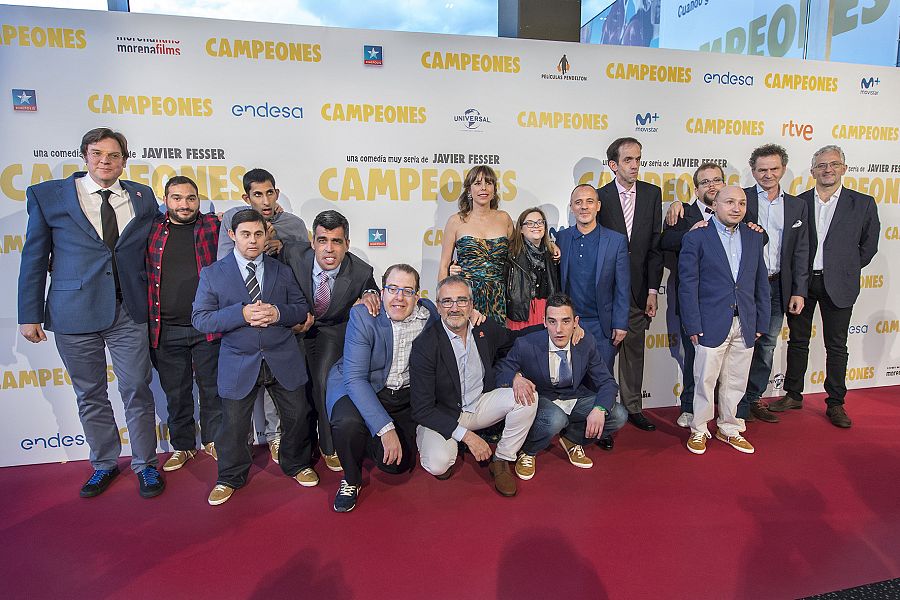Foto de familia del preestreno de 'Campeones' en Madrid