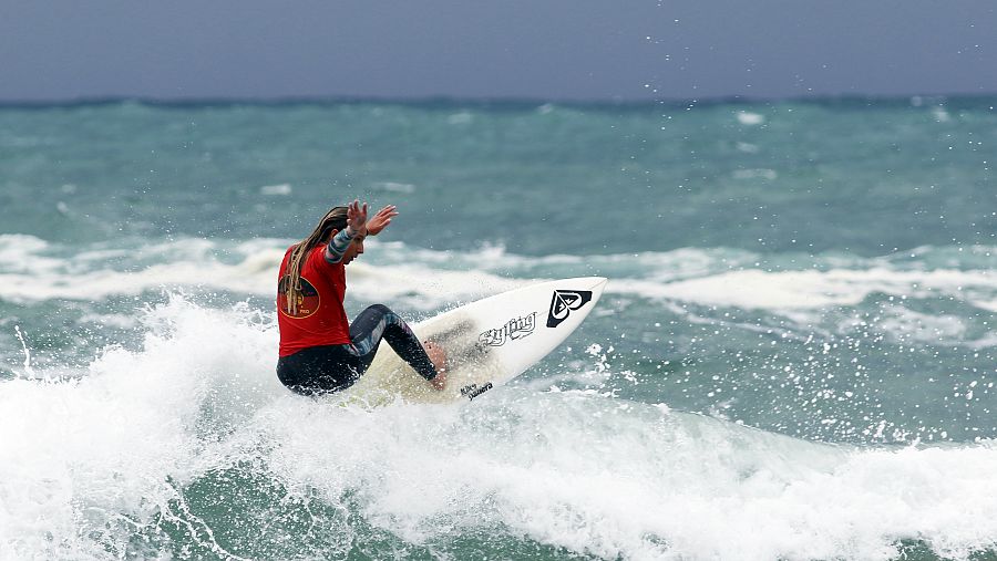 Un surfista compita en la XXVII Tapia Goanna Pro