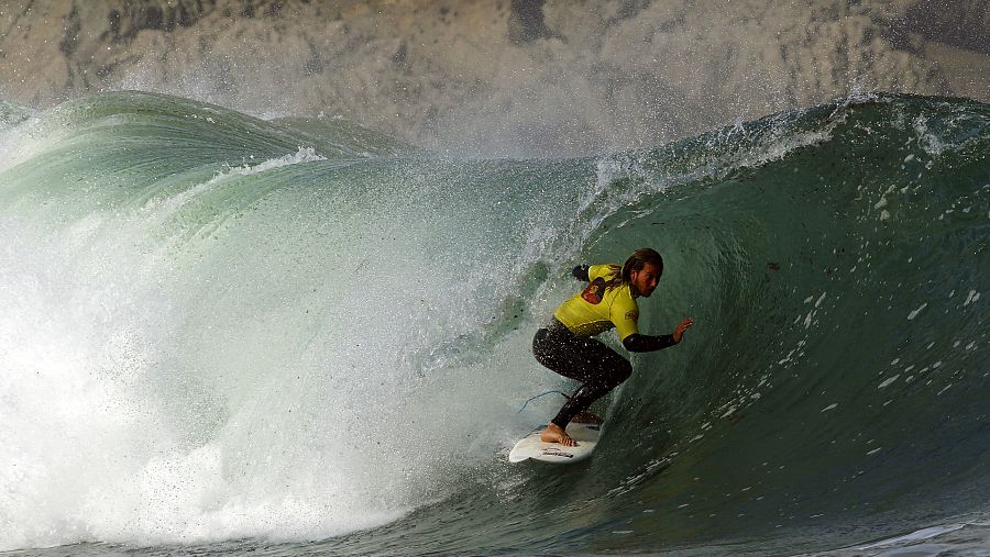 Un surfista compita en la XXVII Tapia Goanna Pro