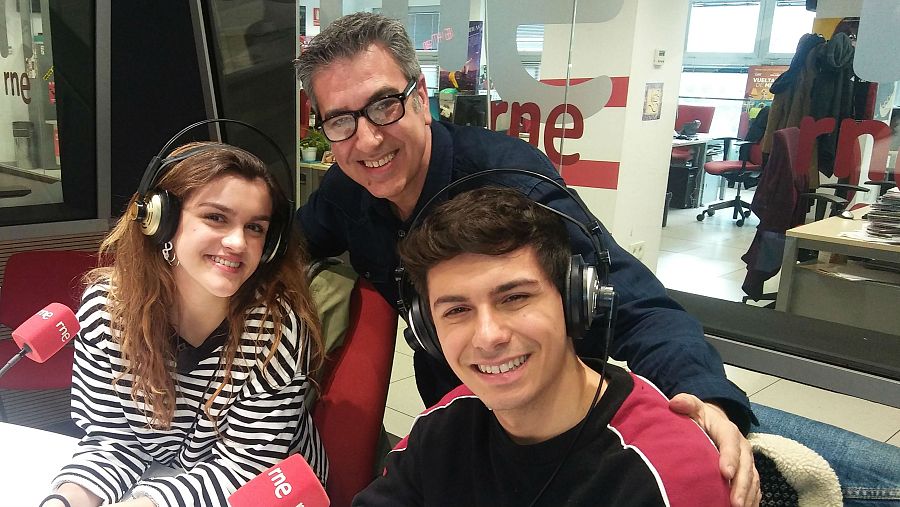 Arturo Martín, con los concursantes de 'Operación Triunfo'