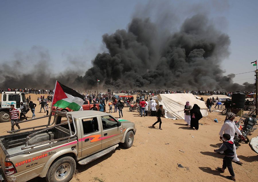 El campamento erigido para las protestas cerca de Jan Yunis, con la humareda de los neumáticos al fondo, junto a la valla de Israel