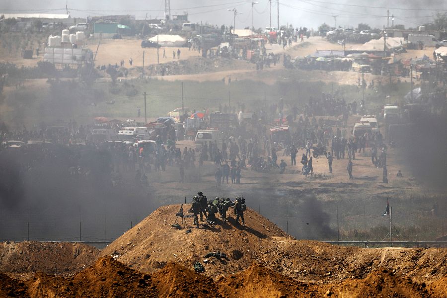 Una patrulla de soldados israelíes vigila la frontera con Gaza, durante las protestas