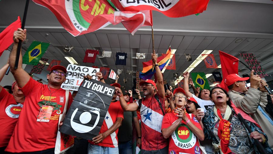 Partidarios del expresidente de Brasil se manifestan en la sede del sindicato de los metalúrgicos de Sao Bernardo do Campo