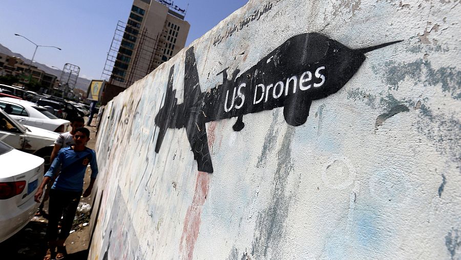 Un dron dibujado en una pared de Saná, en Yemen