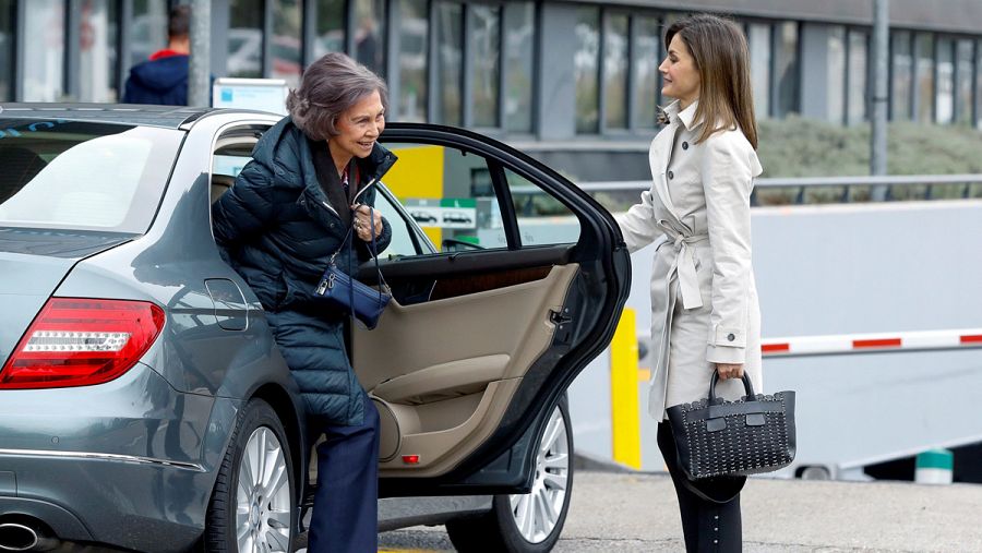 La reina Letizia y la reina Sofía llegan al hospital donde ha sido operado el rey Juan Carlos