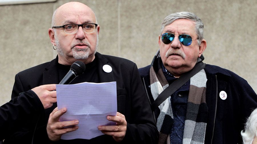 Kiko Permuy y Rafael Permuy, tíos de José Couso, durante la concentración convocada en Ferrol para pedir 