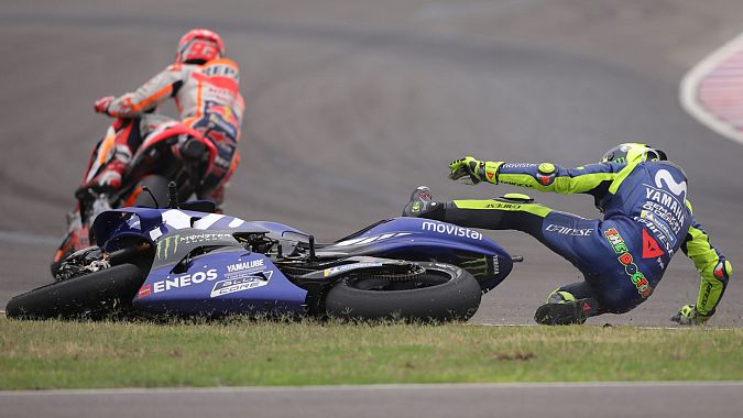 Instante de la caída de Valentino Rossi tras adelantarle Marc Márquez