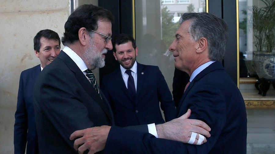 El presidente del Gobierno Mariano Rajoy saluda al presidente de Argentina Mauricio Macri