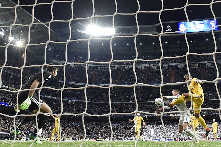 Momento del penalti de Benatia a Lucas Vázquez