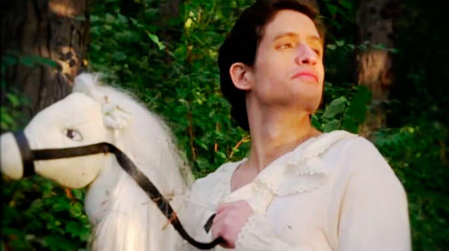 El narcisista Demetrio, a 'lomos' de su caballo